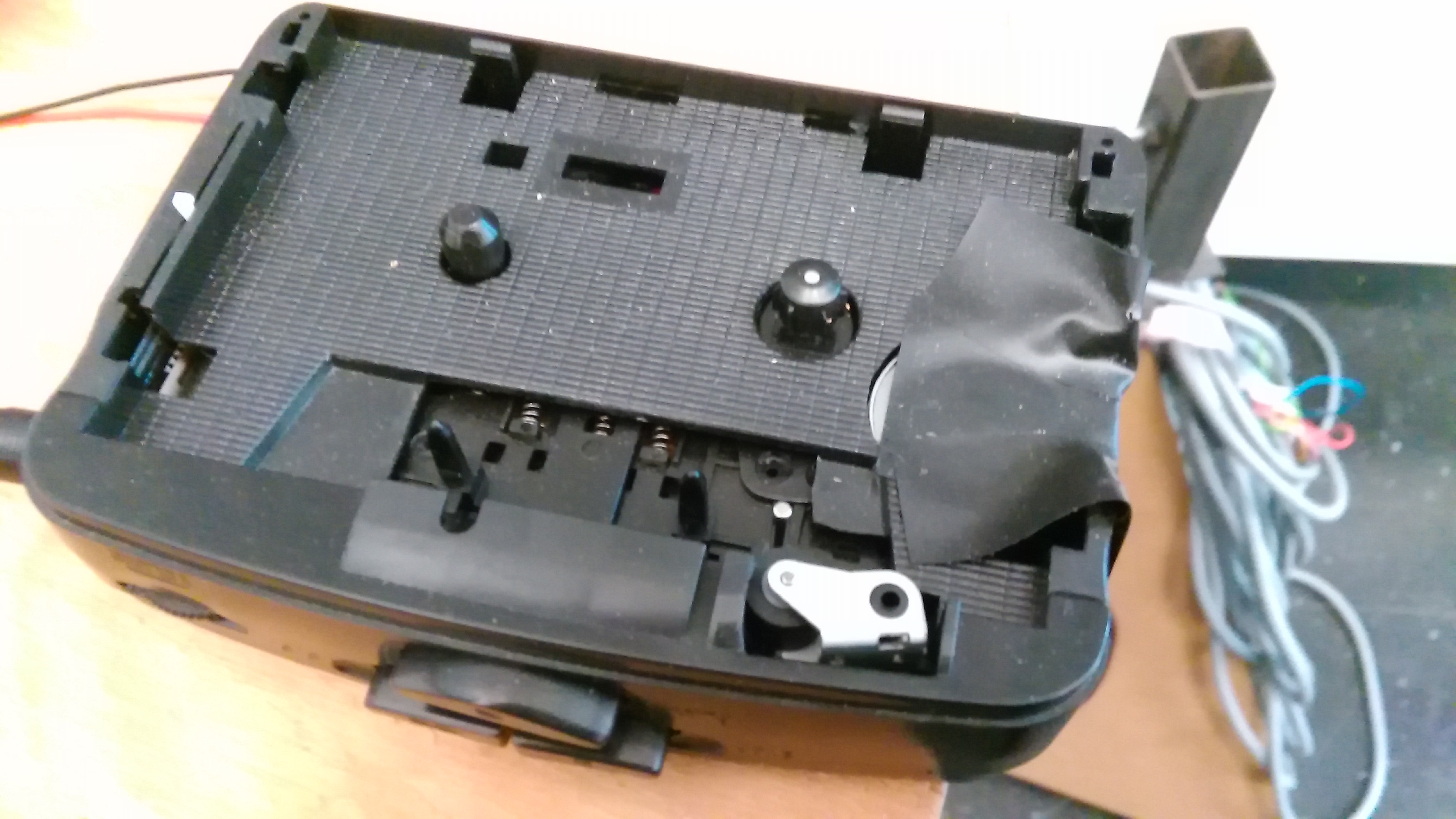 Modifizierter Taperecorder für die Klangskulptur "Sacred"